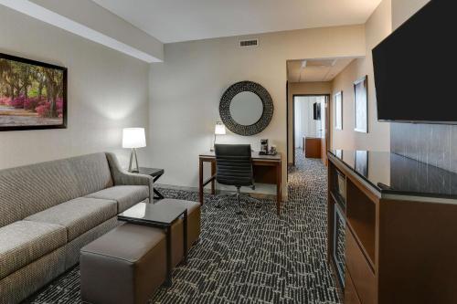 1 queen bed, 1 sofa bed