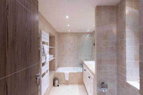 room detail thumbnail 2