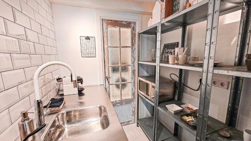 JoyJoyJoy the White Wilde ecolicious studio in a historic Canalhouse from 1799 with terrace at the canals, Amsterdam (photo 9)