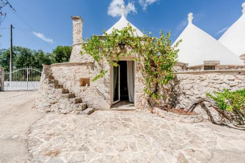 Entrance, White Conus by Rentbeat in Sorbola