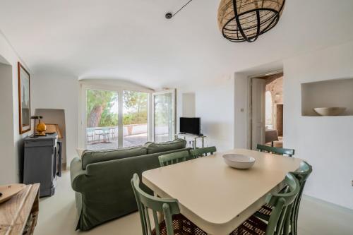 Facilities, White Conus by Rentbeat in Sorbola
