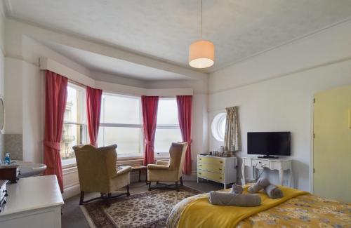 Spectacular sea view double, with exclusive bathroom & use of patio and bike store