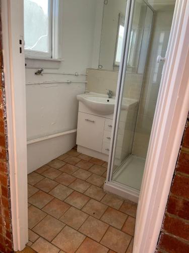 Ashburton Big room for rent in Chadstone