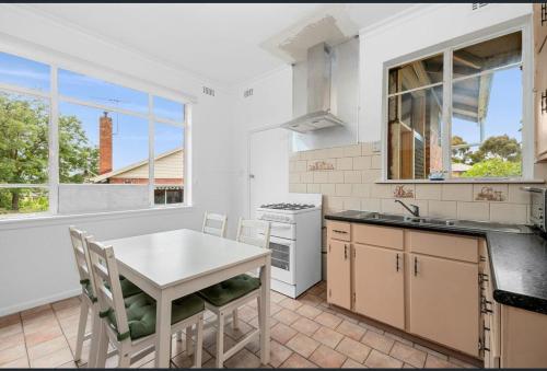 Ashburton Big room for rent in Chadstone
