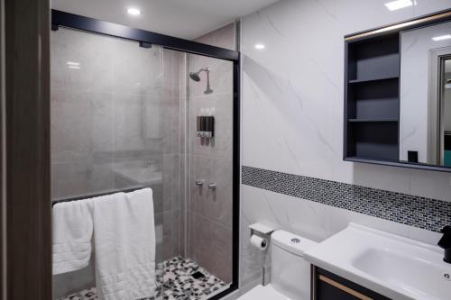 Душ, LeLuxe Cedar Valley Suite B in Piggotts