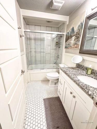 Boston Bungalow in Russellville, USA
