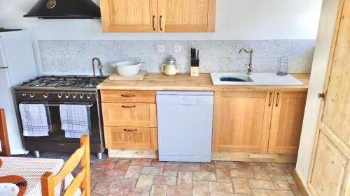 ห้องครัว, Maison de campagne dans le parc régional du Verdon - Bastide 140m2 et Bastidon 85m2 (Maison de campagne dans le parc regional du Verdon - Bastide 140m2 et Bastidon 85m2) in ลา มาร์ตร