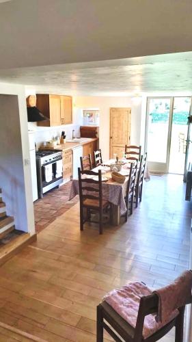 Maison de campagne dans le parc régional du Verdon - Bastide 140m2 et Bastidon 85m2 (Maison de campagne dans le parc regional du Verdon - Bastide 140m2 et Bastidon 85m2) in ลา มาร์ตร