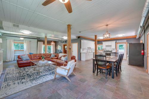 Peaceful Warrenville Home 1 Mi to Herrick Lake! in Warrenville, Vereinigte Staaten von Amerika