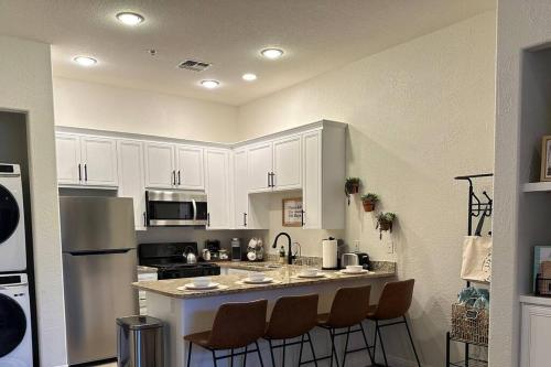 The Local Hideaway, Old Town Condo with Pool and Jacuzzi in La Quinta, USA