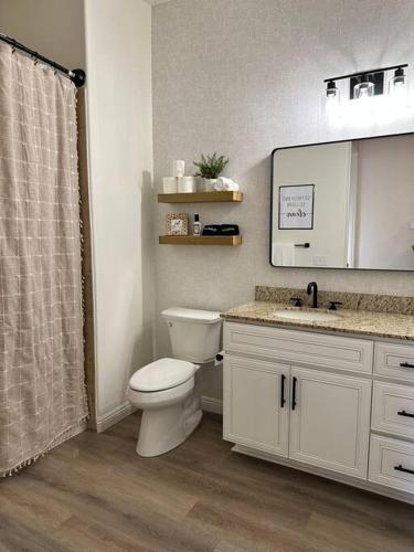 The Local Hideaway, Old Town Condo with Pool and Jacuzzi in La Quinta, USA