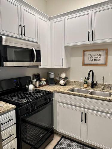 The Local Hideaway, Old Town Condo with Pool and Jacuzzi in La Quinta, USA