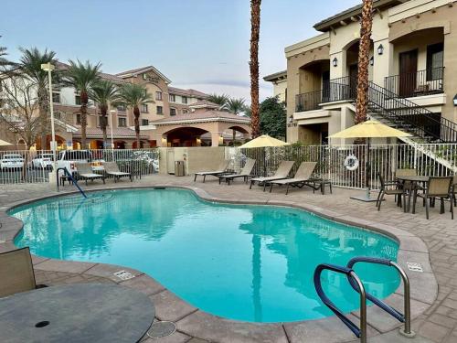 The Local Hideaway, Old Town Condo with Pool and Jacuzzi in La Quinta, USA