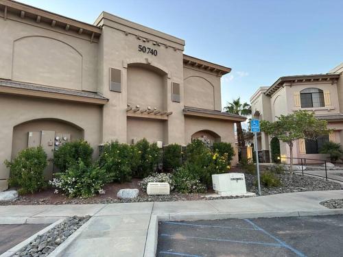 The Local Hideaway, Old Town Condo with Pool and Jacuzzi in La Quinta, USA