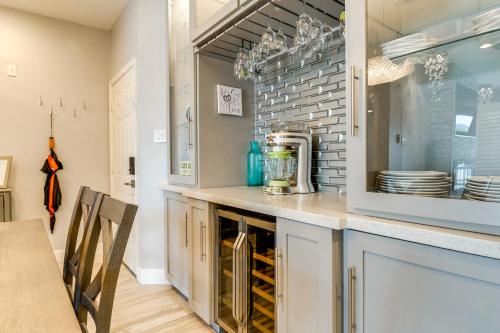 Charming Montgomery Condo - Lake and Pool Access! in Montgomery, USA