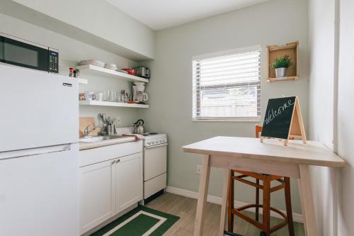 Private Studio Walk to Beach -- Apartment 2 in Pompano Beach, USA