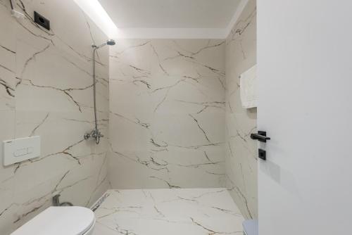 Studio Apartment with Balcony image 7