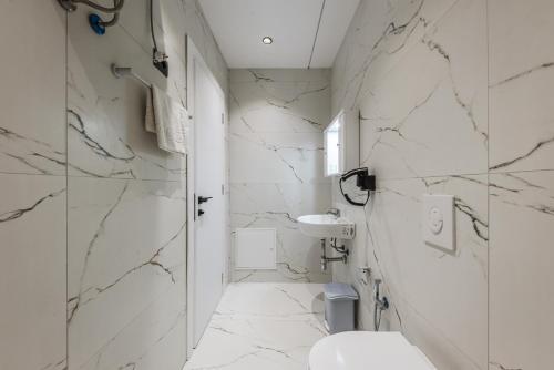 One-Bedroom Apartment image 8