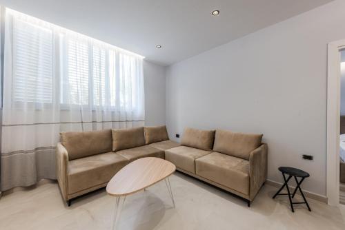 One-Bedroom Apartment image 6