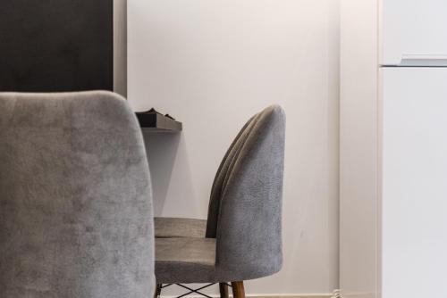 One-Bedroom Apartment image 4
