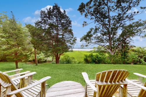 Waquoit Bay Bungalow in East Falmouth, USA
