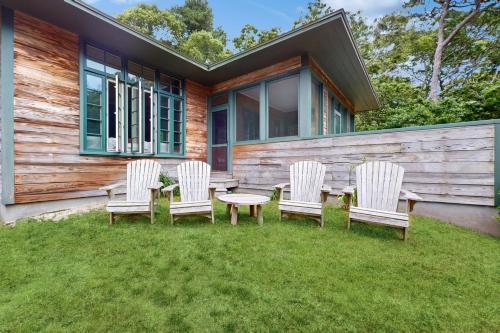 Waquoit Bay Bungalow in East Falmouth, USA