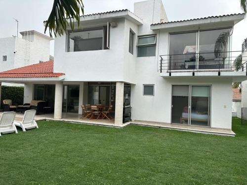 Residencia familiar Flor de loto in Texcalpan, Mexico