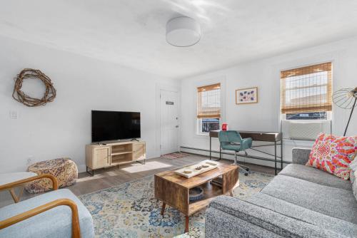 Warren Apartment Just Steps to Bike Path & Shops in Warren, USA
