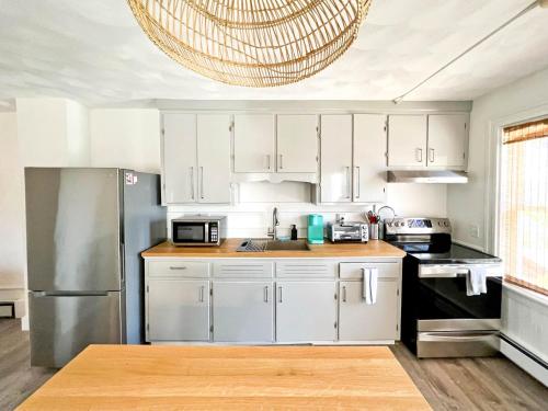 Warren Apartment Just Steps to Bike Path & Shops in Warren, USA