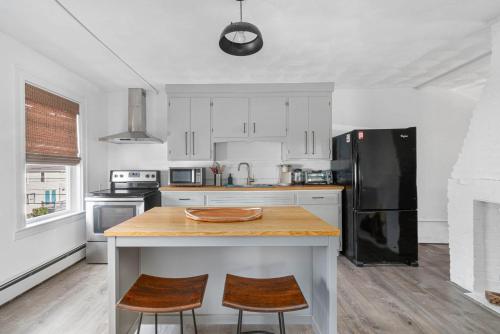Warren Apartment by the Water and Local Shops in Warren, USA