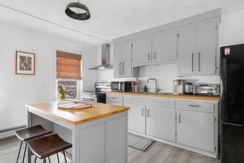 Warren Apartment by the Water and Local Shops in Warren, USA