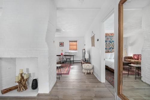Warren Apartment by the Water and Local Shops in Warren, USA