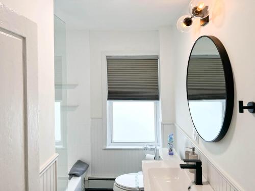 Warren Apartment by the Water and Local Shops in Warren, USA