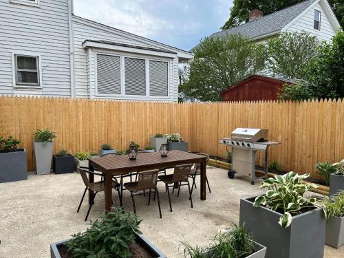 Warren Apartment by the Water and Local Shops in Warren, USA