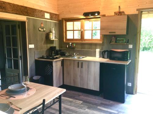 Konyha, Bungalow 2 pièces, SDB, terrasse, Piscine de mai à octobre (Bungalow 2 pieces, SDB, terrasse, Piscine de mai a octobre) in La Ferte-Frenel