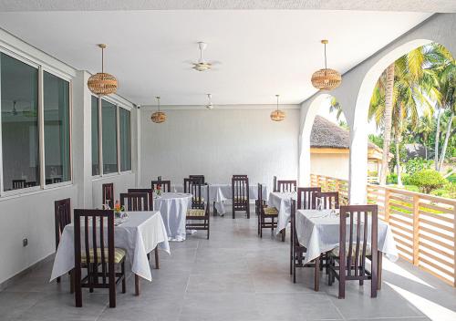 Restaurante, Enotel Beach Hotel in San-Pedro