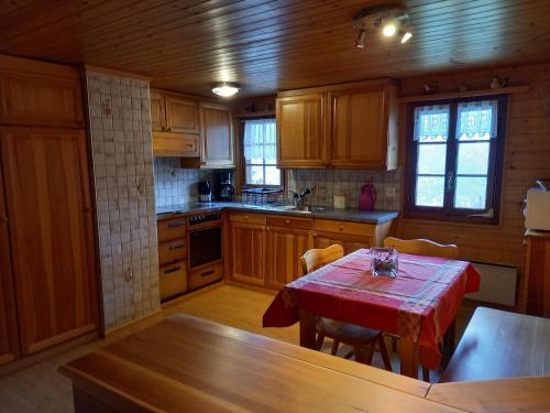 virtuve, Wohnung mit schöner Sicht auf Bergpanorama und übers Tal (Wohnung mit schoner Sicht auf Bergpanorama und ubers Tal) in Ernen