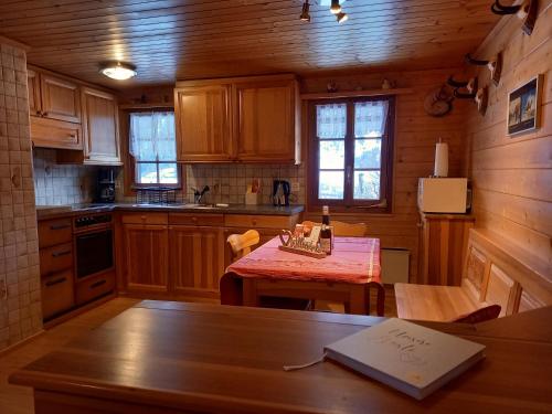 virtuve, Wohnung mit schöner Sicht auf Bergpanorama und übers Tal (Wohnung mit schoner Sicht auf Bergpanorama und ubers Tal) in Ernen
