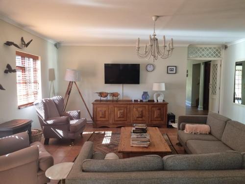 Közös társalgó / TV, The Jones in Kaapsehoop