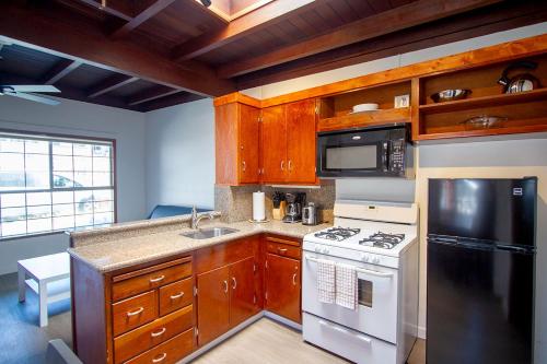 Edgewater Beach Inn & Suites - main image