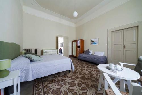 1 queen bed, 1 twin bed