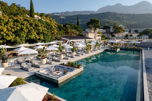 Lazure Marina & Hotel