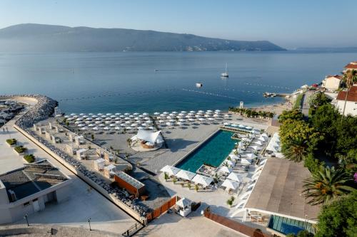 Lazure Marina & Hotel