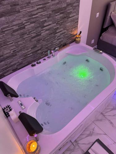 Suite GOLD by L Amaryllis I Jacuzzi & Sauna privé I Centre Béziers Arrivée autonome
