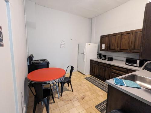 Konyha, Private Apartments and Sleeping Rooms Near Marathon, Hershey in Robinson
