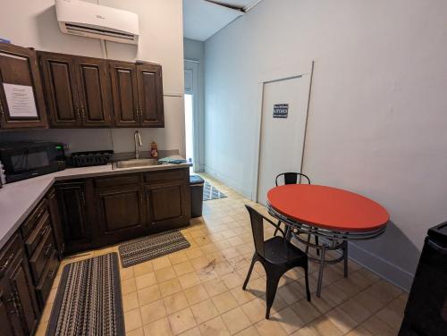 Konyha, Private Apartments and Sleeping Rooms Near Marathon, Hershey in Robinson