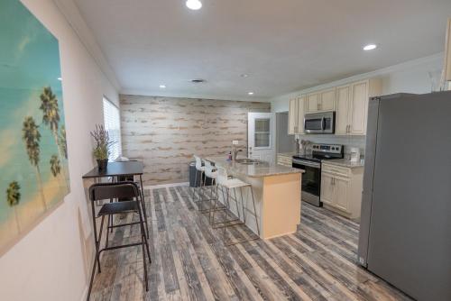 Kitchen, Prvt 8 guests, pool, Disney, Universal near The Osprey Tavern