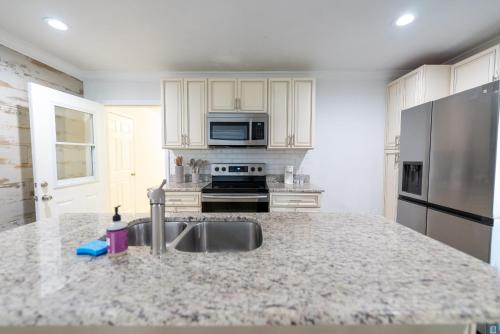 Kitchen, Prvt 8 guests, pool, Disney, Universal near The Osprey Tavern