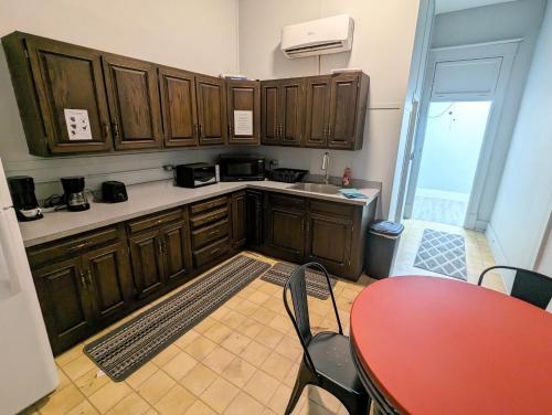 Konyha, Private Apartments and Sleeping Rooms Near Marathon, Hershey in Robinson