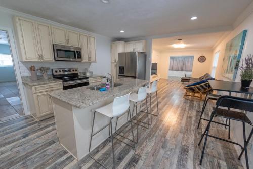 Kitchen, Prvt 8 guests, pool, Disney, Universal near The Osprey Tavern